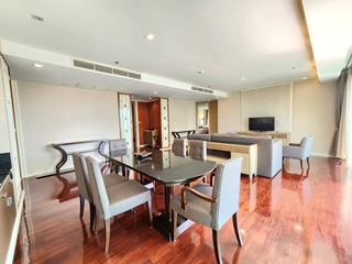 À louer 3 chambres appartement avec services à Khlong Toei, Bangkok