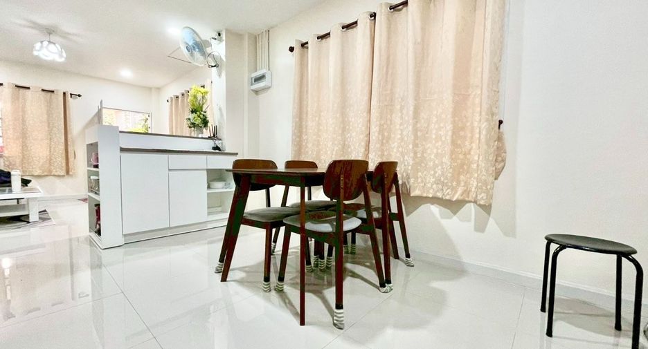 For sale 2 bedrooms townhouse in Mueang Chiang Mai, Chiang Mai