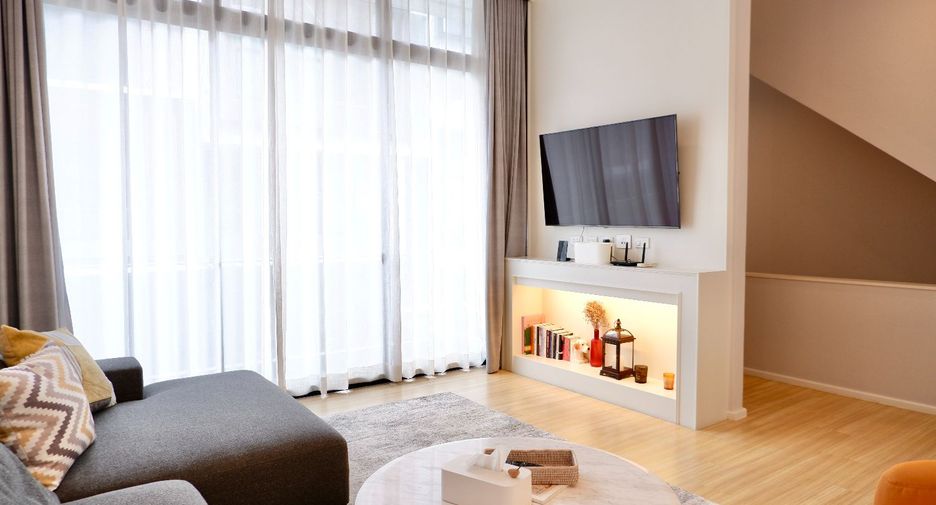 For rent and for sale 3 bedrooms townhouse in Saphan Sung, Bangkok