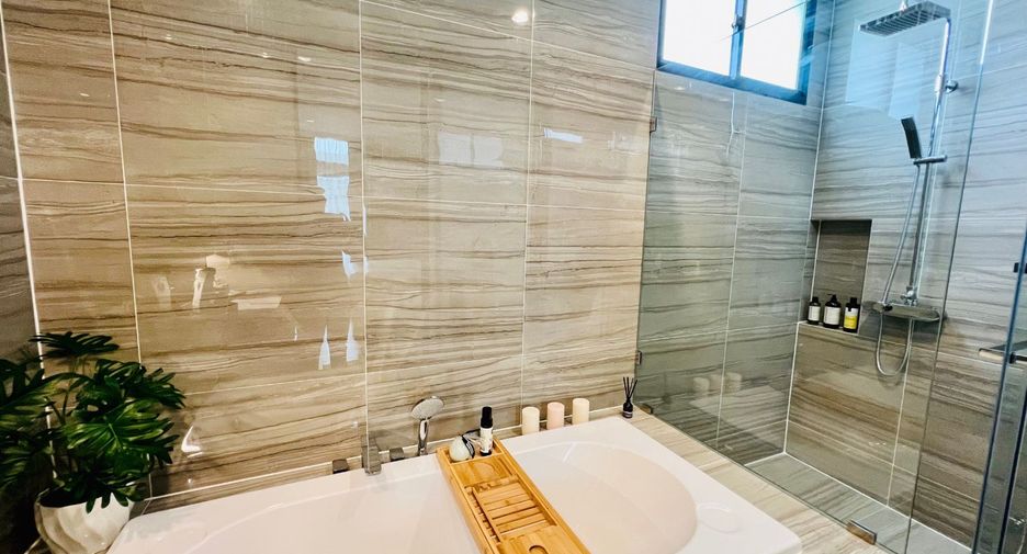 For rent and for sale 3 bedrooms townhouse in Saphan Sung, Bangkok