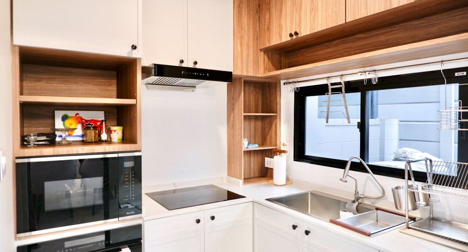 For rent and for sale 3 bedrooms townhouse in Saphan Sung, Bangkok