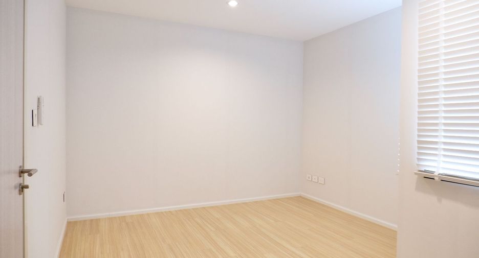 For rent and for sale 3 bedrooms townhouse in Saphan Sung, Bangkok