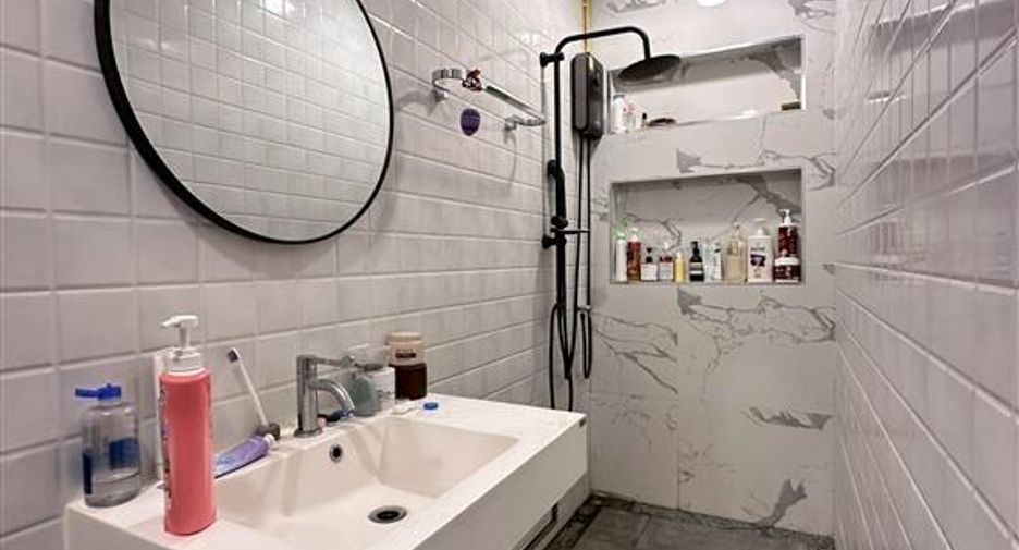 For sale 4 bedrooms retail Space in Pom Prap Sattru Phai, Bangkok