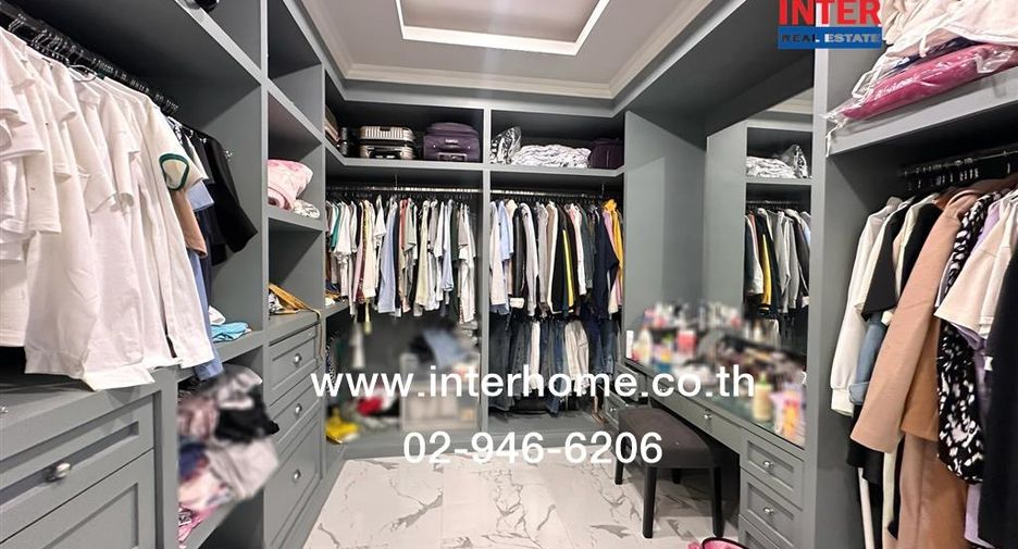 For sale 4 bedrooms retail Space in Pom Prap Sattru Phai, Bangkok