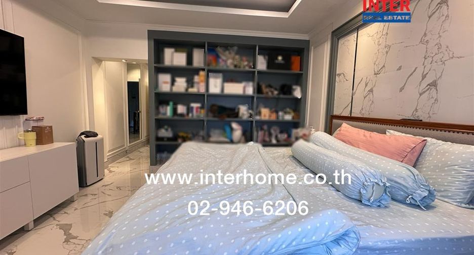 For sale 4 bedrooms retail Space in Pom Prap Sattru Phai, Bangkok