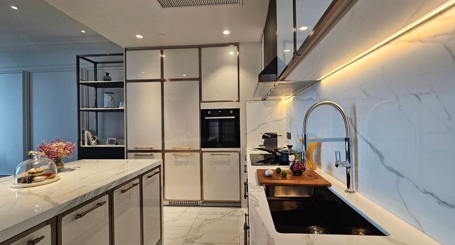 For rent 2 bedrooms serviced apartment in Khlong Toei, Bangkok