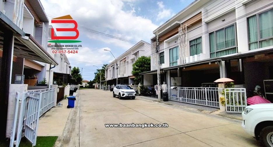 For sale 3 bedrooms townhouse in Lat Krabang, Bangkok