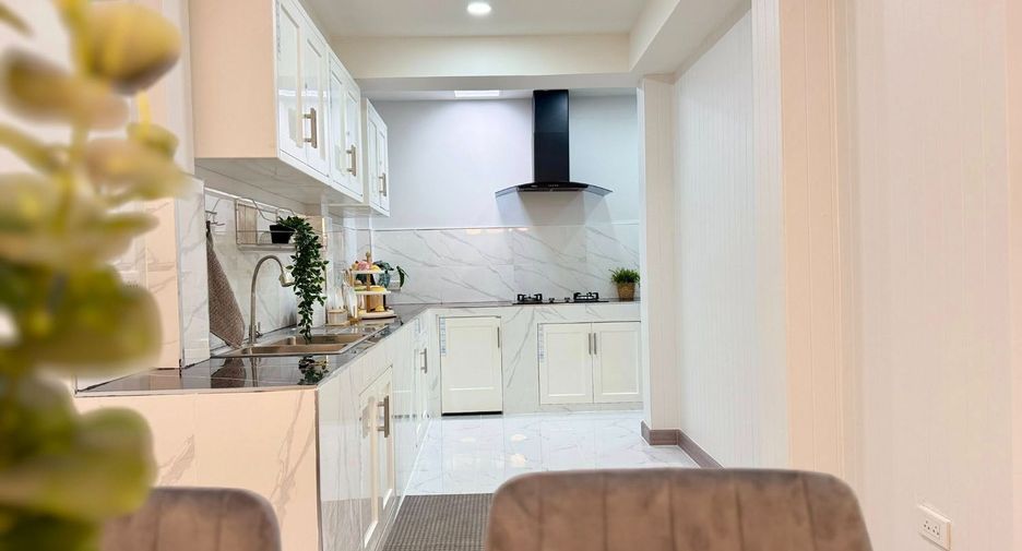 For sale 3 bedrooms house in Si Racha, Chonburi