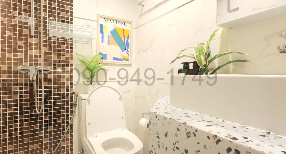 For rent 10 bedrooms townhouse in Watthana, Bangkok