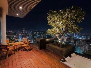 For rent 2 bedrooms condo in Pathum Wan, Bangkok