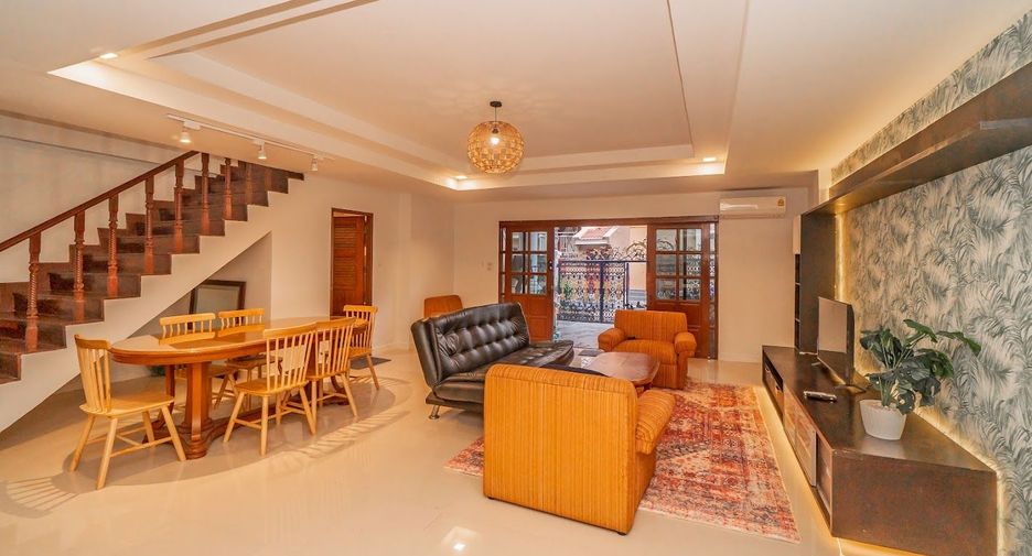 For rent 5 bedrooms townhouse in Watthana, Bangkok