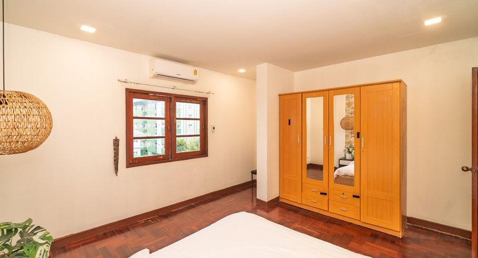 For rent 5 bedrooms townhouse in Watthana, Bangkok