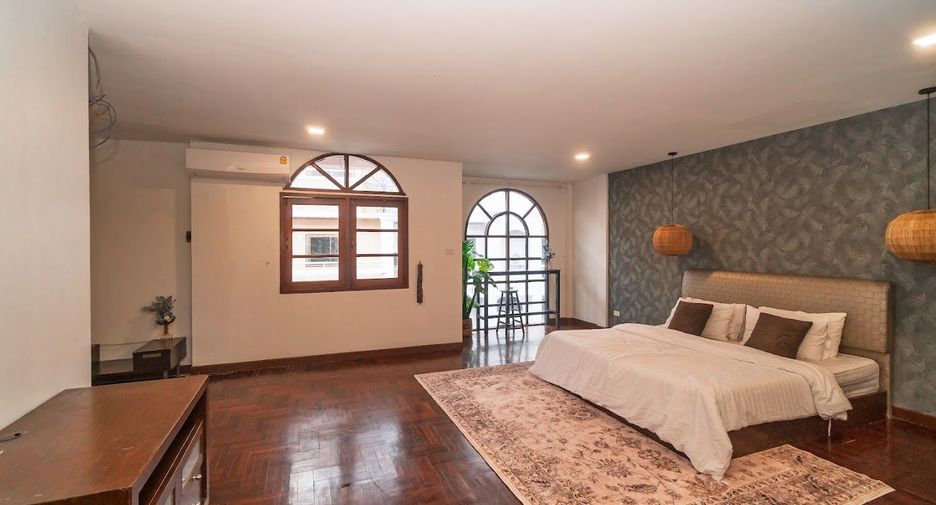 For rent 5 bedrooms townhouse in Watthana, Bangkok
