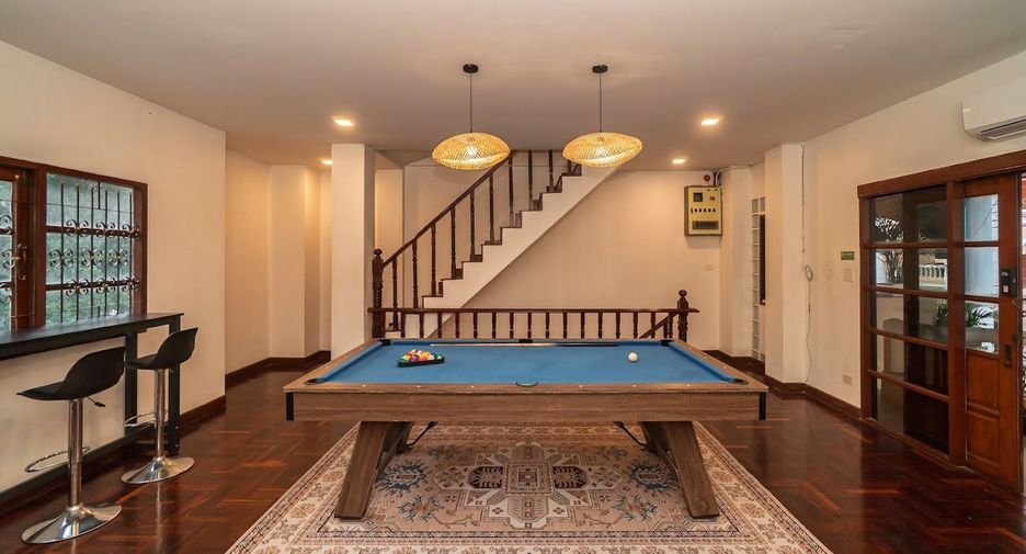 For rent 5 bedrooms townhouse in Watthana, Bangkok