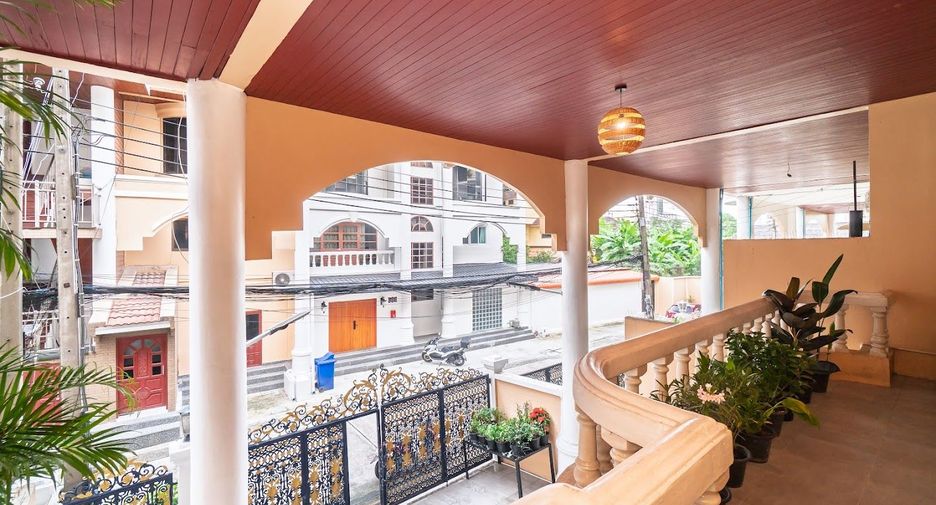 For rent 5 bedrooms townhouse in Watthana, Bangkok