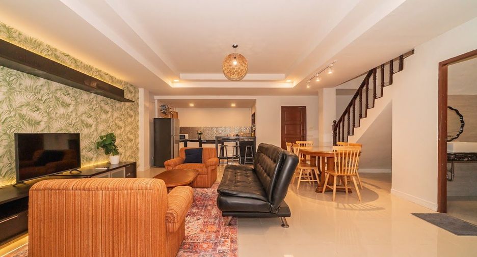 For rent 5 bedrooms townhouse in Watthana, Bangkok