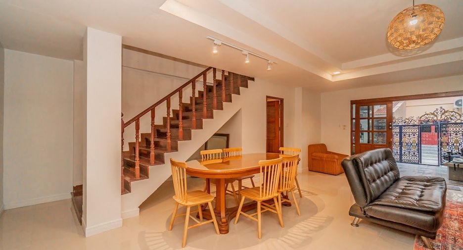 For rent 5 bedrooms townhouse in Watthana, Bangkok