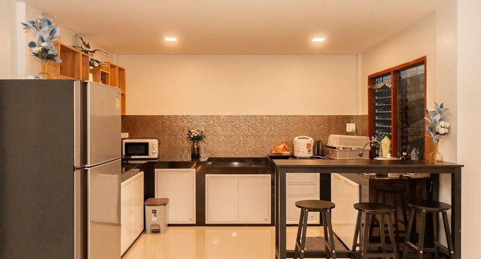 For rent 5 bedrooms townhouse in Watthana, Bangkok