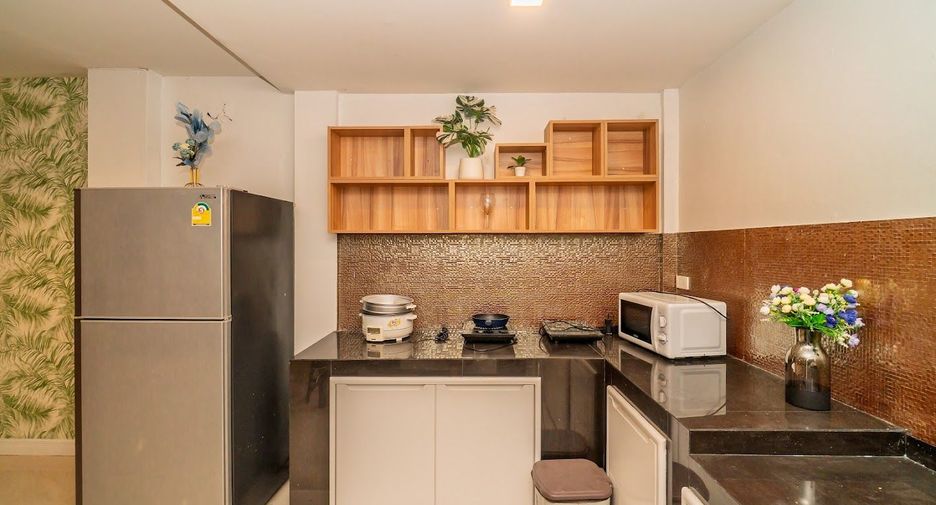 For rent 5 bedrooms townhouse in Watthana, Bangkok