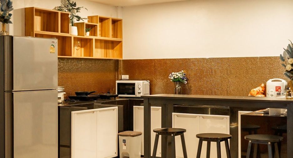 For rent 5 bedrooms townhouse in Watthana, Bangkok