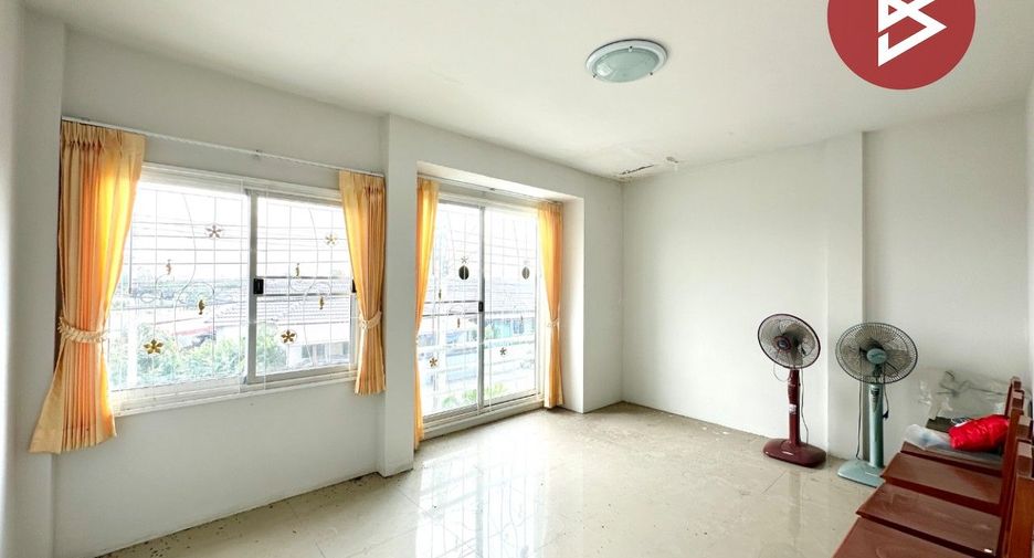 À vendre 3 chambres maison de ville à Nong Chok, Bangkok