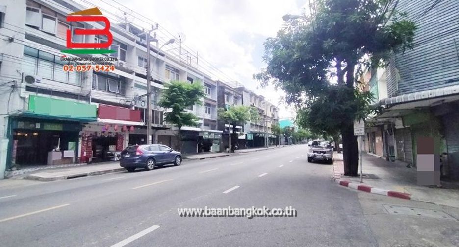 For sale 4 bedrooms retail Space in Dusit, Bangkok