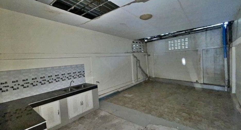 For sale 1 bed retail Space in Khlong Lan, Kamphaeng Phet