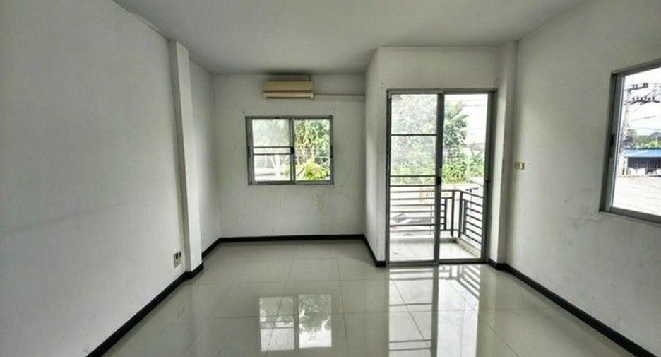 For sale 1 bed retail Space in Ban Bueng, Chonburi