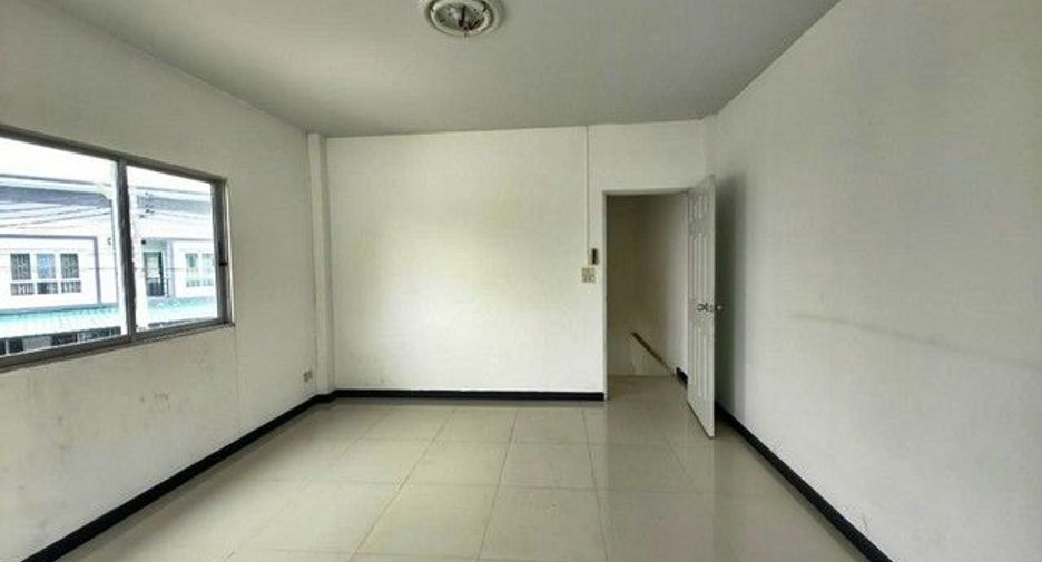 For sale 1 bed retail Space in Ban Bueng, Chonburi