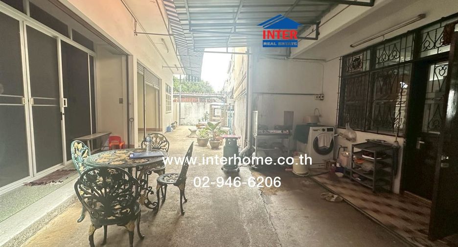 For sale 3 bedrooms retail Space in Bangkok Noi, Bangkok