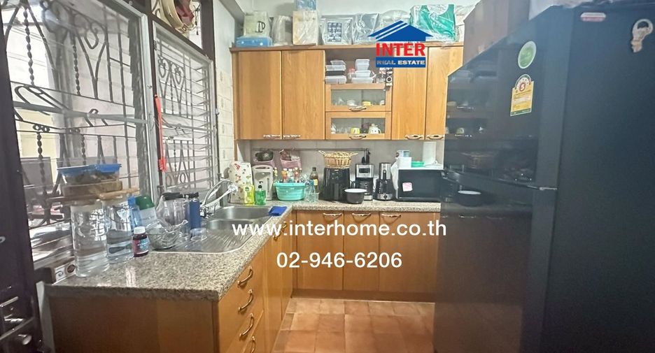 For sale 3 bedrooms retail Space in Bangkok Noi, Bangkok