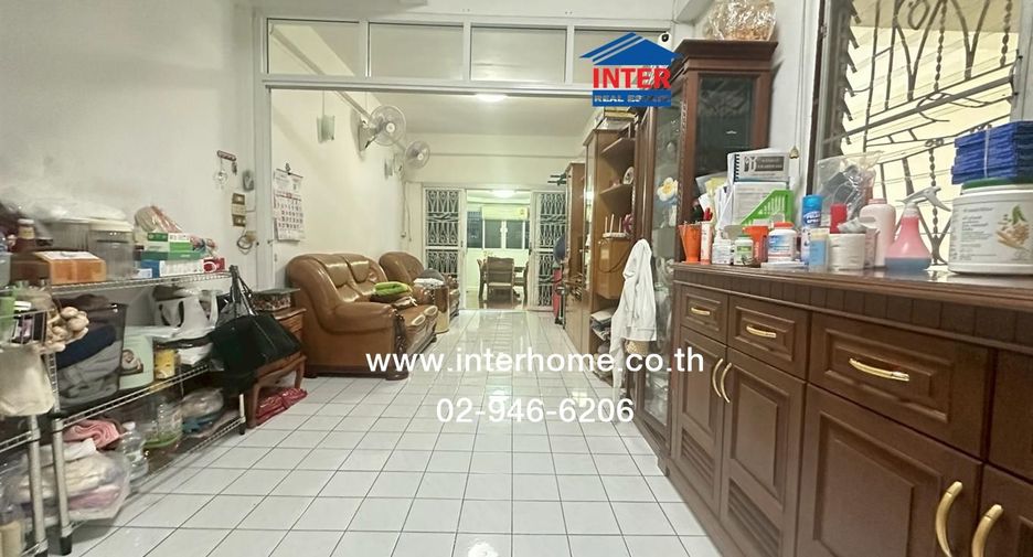 For sale 3 bedrooms retail Space in Bangkok Noi, Bangkok