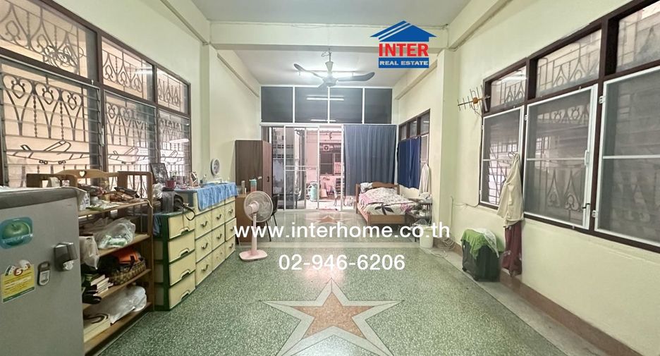 For sale 3 bedrooms retail Space in Bangkok Noi, Bangkok