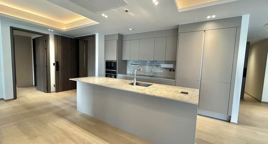 For rent 3 bedrooms condo in Pathum Wan, Bangkok