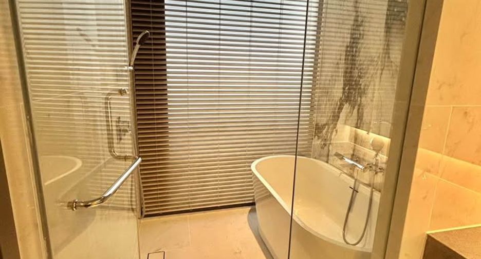 For rent 3 bedrooms condo in Pathum Wan, Bangkok