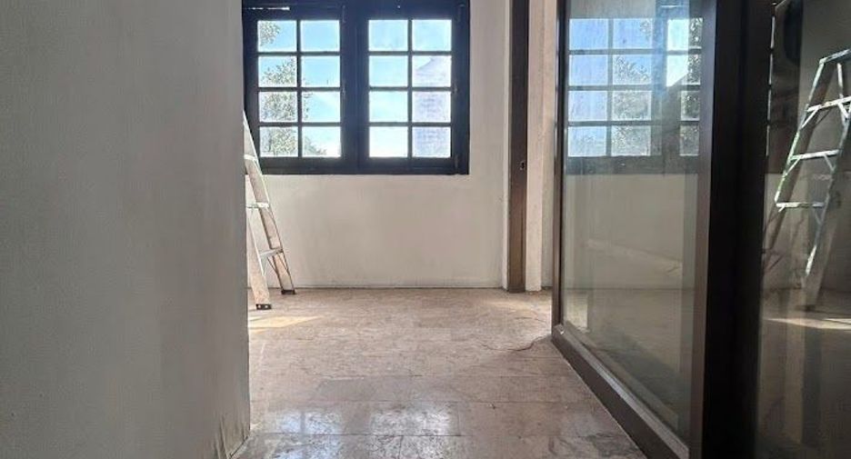 For rent and for sale 5 bedrooms retail Space in Watthana, Bangkok