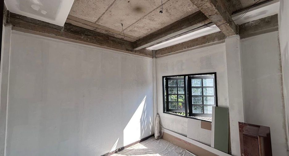 For rent and for sale 5 bedrooms retail Space in Watthana, Bangkok