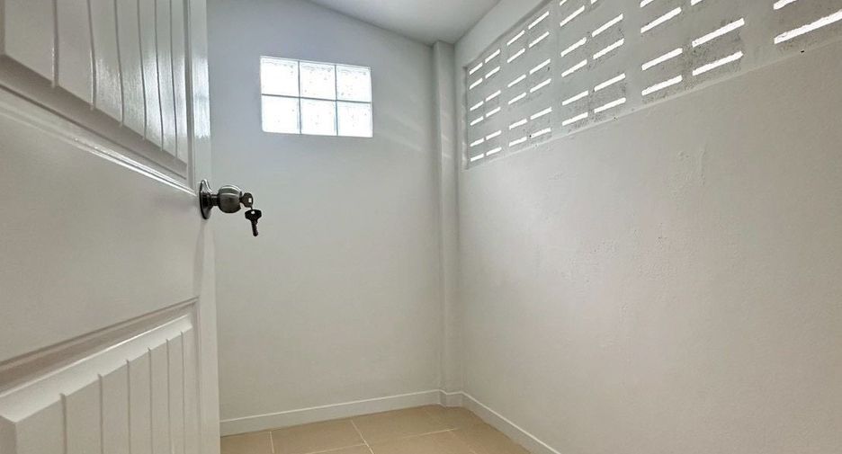 For sale 2 bedrooms house in Saraphi, Chiang Mai