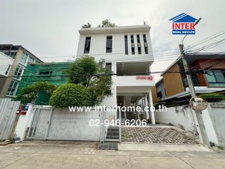 For sale 4 bedrooms retail Space in Huai Khwang, Bangkok