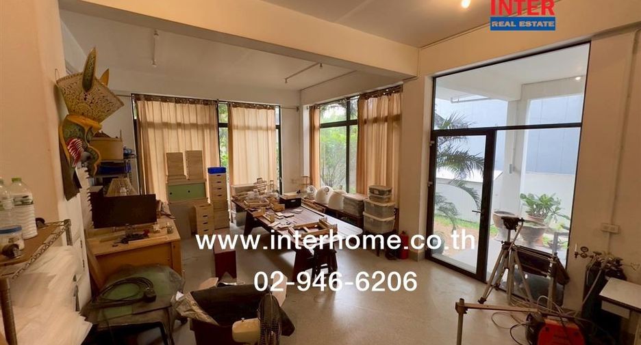 For sale 4 bedrooms retail Space in Huai Khwang, Bangkok