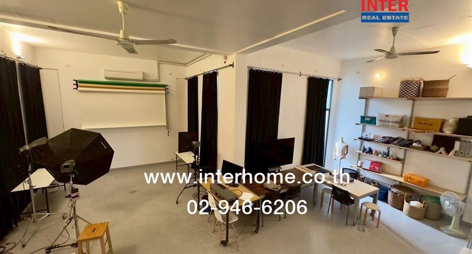 For sale 4 bedrooms retail Space in Huai Khwang, Bangkok