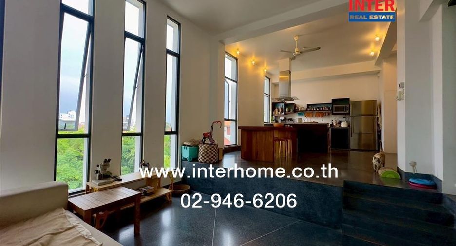 For sale 4 bedrooms retail Space in Huai Khwang, Bangkok