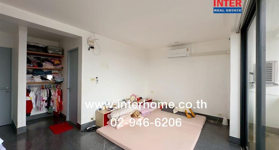 For sale 4 bedrooms retail Space in Huai Khwang, Bangkok