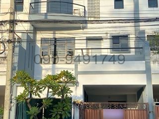 For rent 4 bedrooms townhouse in Bang Na, Bangkok
