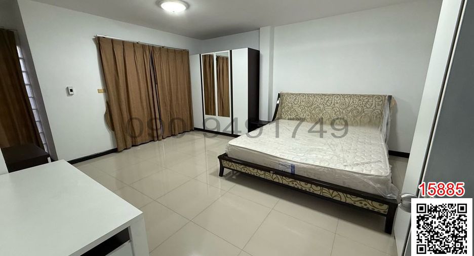 For rent 4 bedrooms townhouse in Bang Na, Bangkok