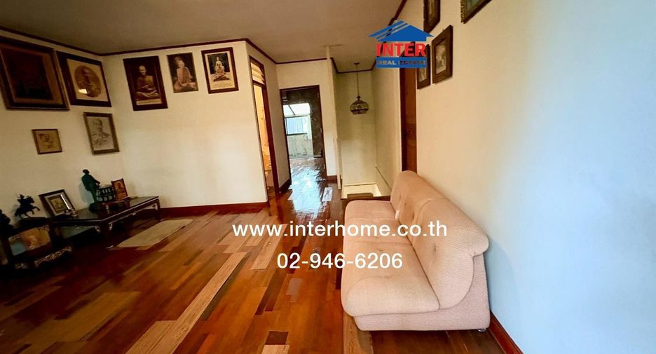 Casa adosada en venta de 3 habitaciones en Lat Phrao, Bangkok
