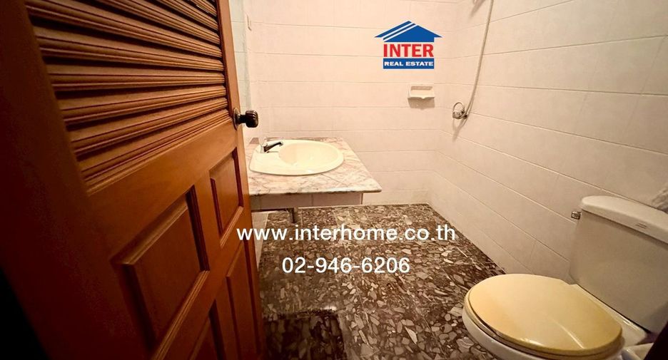 Casa adosada en venta de 3 habitaciones en Lat Phrao, Bangkok
