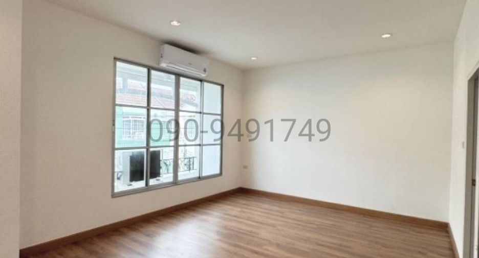 For rent 3 bedrooms townhouse in Lat Phrao, Bangkok