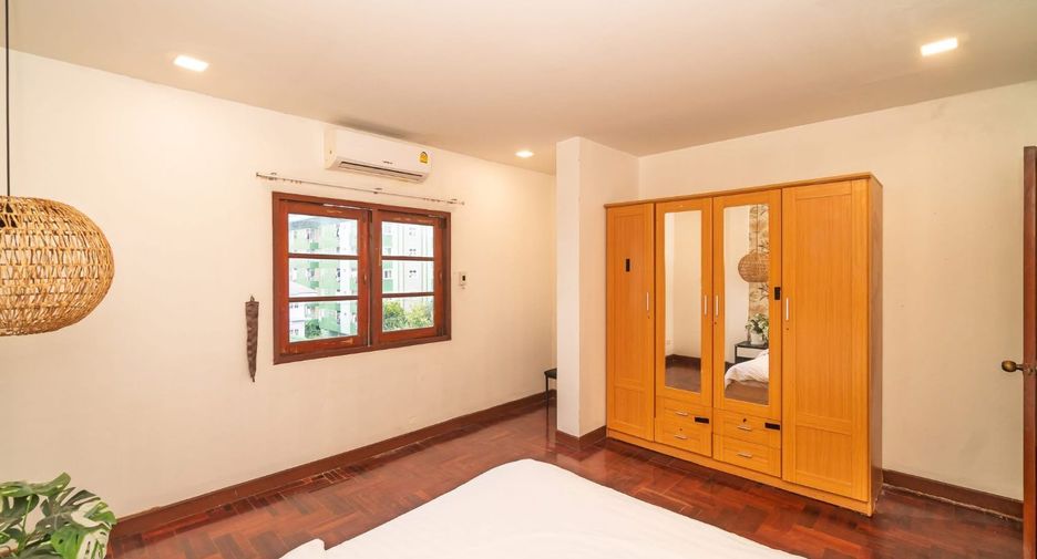 For rent 5 bedrooms townhouse in Watthana, Bangkok