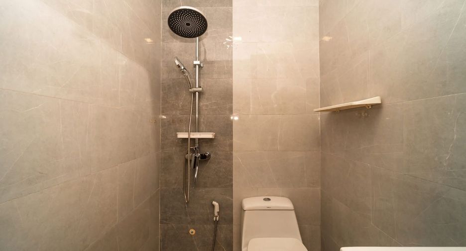 For rent 5 bedrooms townhouse in Watthana, Bangkok